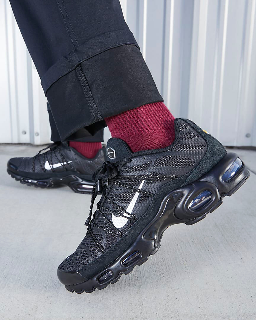 Nike-Air-Max-Utility-Bungee-Lace-Toggle-Black-Metallic-Silver-FD0670-001-On-Feet
